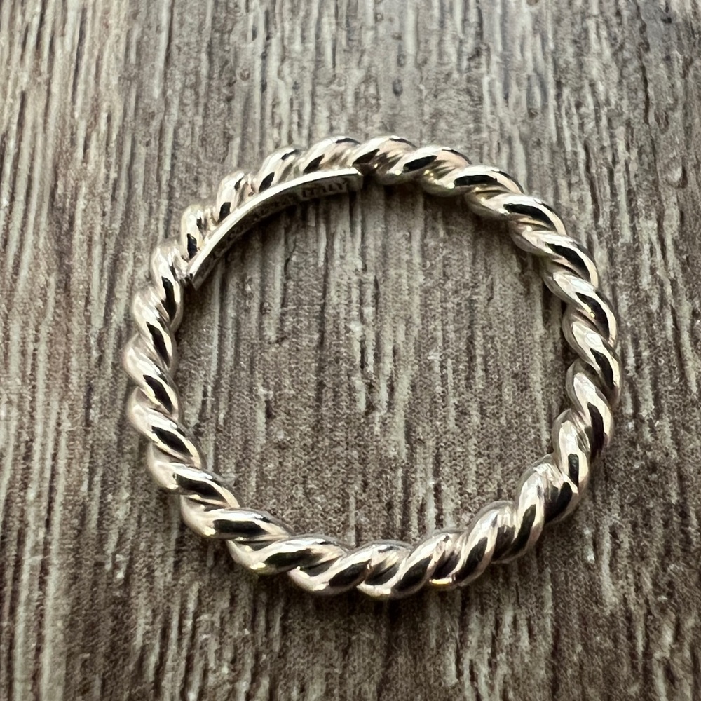 Twist‎ wire ring